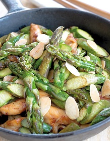 Wok d'asperge verte, fève, poulet, amande grillée, sauce ail des ours