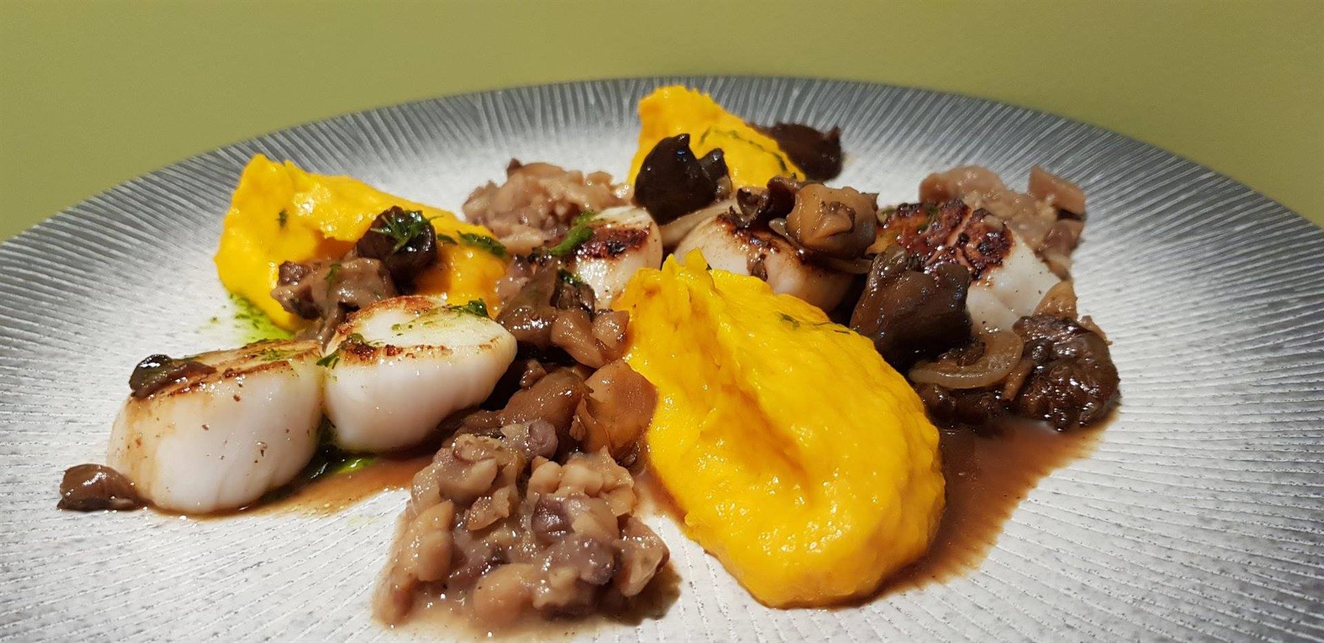 Saint-Jacques snackées, mousseline de potimarron et pleurotes