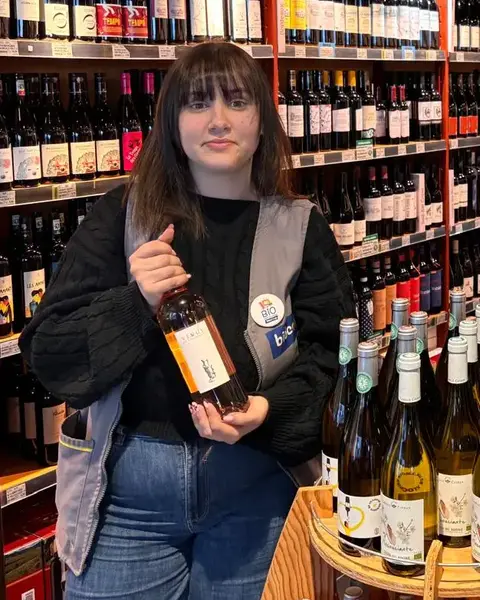 Le portrait du mois : Klara, responsable cave et épicerie au magasin de Plérin Le portrait du mois : Klara, responsable cave et épicerie au magasin de Plérin