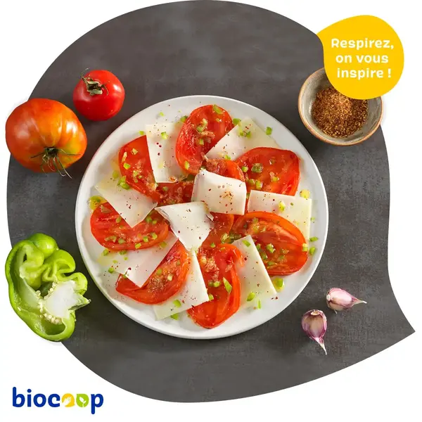 Carpaccio de tomme de brebis à la tomate et au poivron, sauce au piment d’Espelette